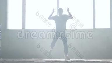年轻的<strong>嘻哈</strong>舞者在雾中表演。 <strong>嘻哈</strong>文化。 排练。 当代的。